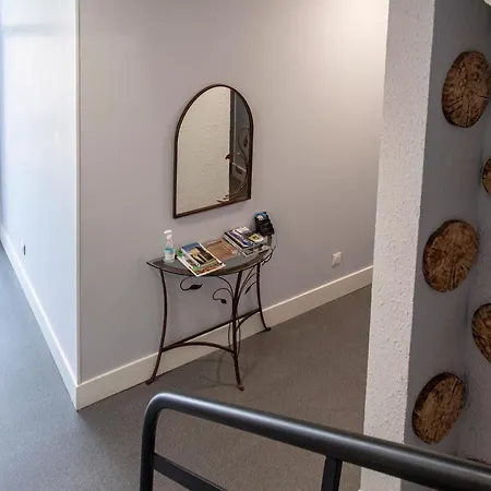 La Batisse L'arbre Beige Daire *