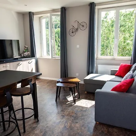 La Batisse L'arbre Beige Le Petit-Abergement